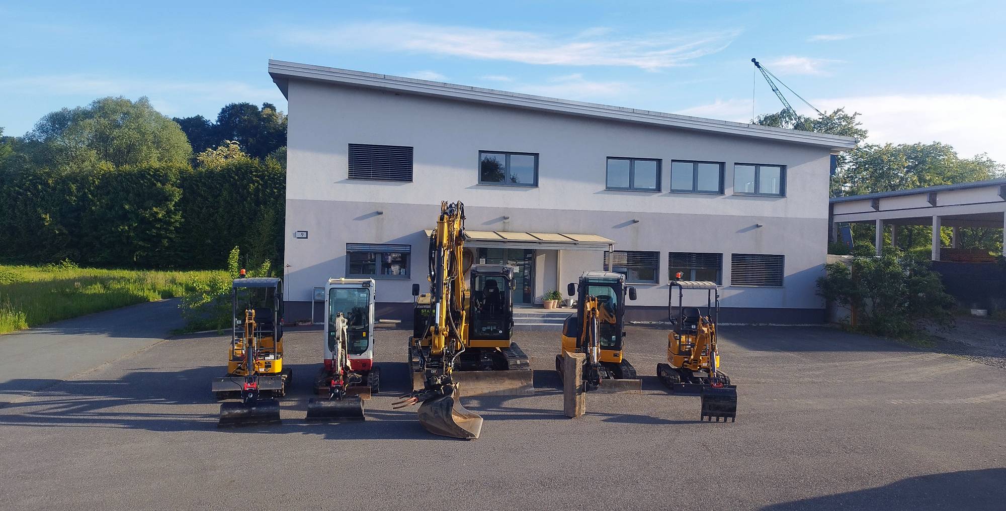 Minibagger-Flotte von Stabila – eigene Maschinen vor Firmenstandort in Vogau (Steiermark)
